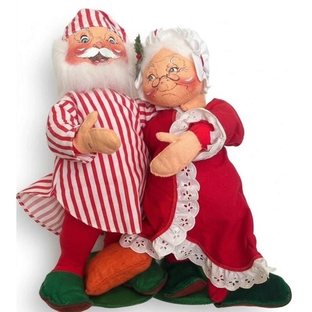 VTG 1989 Annalee Santa and Mrs Claus Hugging Christmas Decor Figurines